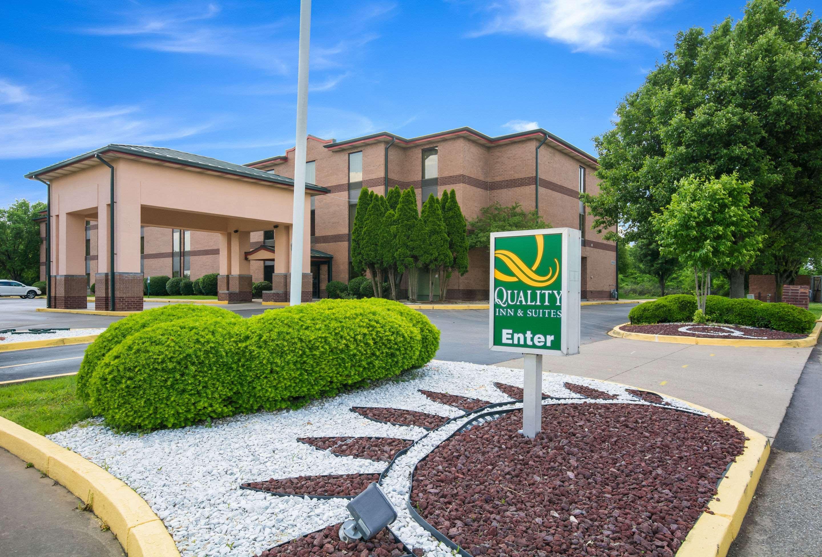 Quality Inn & Suites-Sellersburg Exterior photo